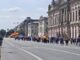 Demonstranten met Duitse vlaggen trekken over Unter den Linden in Berlijn tijdens een protest op 8 juni 2026.
