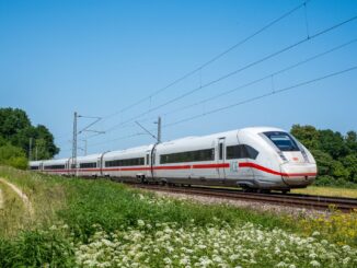 ICE-trein van Deutsche Bahn rijdt door een zomers landschap tijdens de hittegolf in Duitsland.