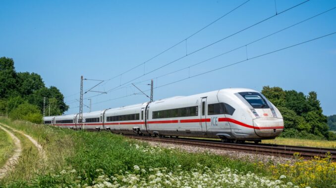 ICE-trein van Deutsche Bahn rijdt door een zomers landschap tijdens de hittegolf in Duitsland.