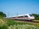 ICE-trein van Deutsche Bahn rijdt door een zomers landschap tijdens de hittegolf in Duitsland.