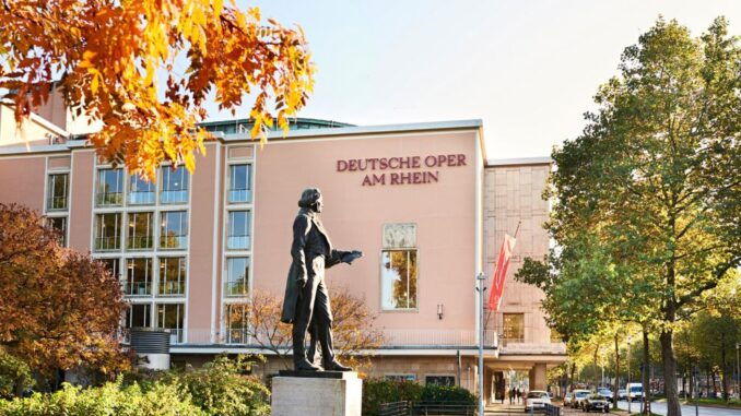 Deutsche Oper am Rhein in Düsseldorf aan de Heinrich-Heine-Allee.