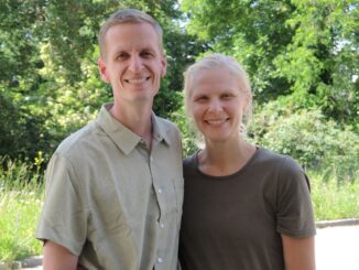 De van ebola genezen Amerikaanse arts en zijn echtgenote na hun ontslag uit de Charité in Berlijn.