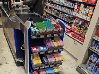 Klant rekent af bij de kassa van een EDEKA-supermarkt in Duitsland.