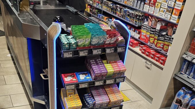 Klant rekent af bij de kassa van een EDEKA-supermarkt in Duitsland.