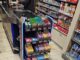 Klant rekent af bij de kassa van een EDEKA-supermarkt in Duitsland.