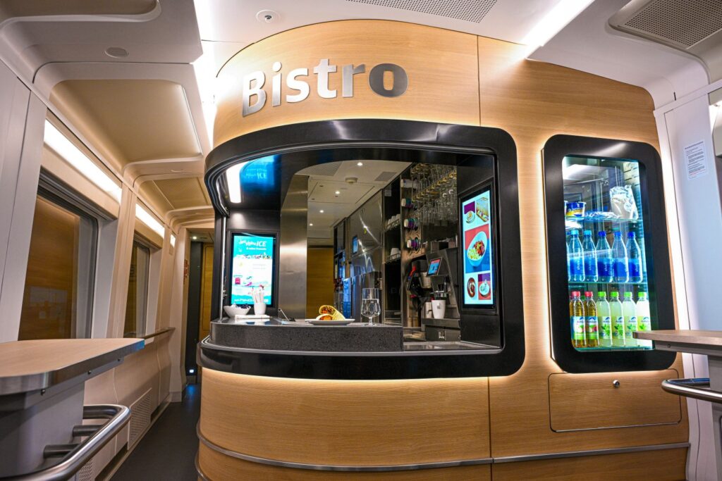 Het bistrogedeelte van een ICE L-trein van Deutsche Bahn met balie en drankkoelingen.
