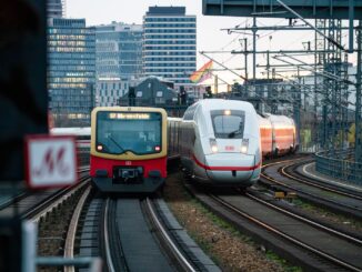 ICE-trein en Berlijnse S-Bahn rijden over de Stadtbahn in het centrum van Berlijn.