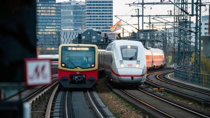 ICE-trein en Berlijnse S-Bahn rijden over de Stadtbahn in het centrum van Berlijn.