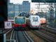 ICE-trein en Berlijnse S-Bahn rijden over de Stadtbahn in het centrum van Berlijn.