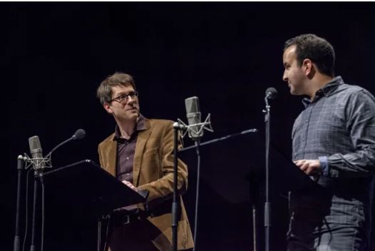 De Duitse dichter Jan Wagner en de Nederlandse dichter Mustafa Stitou tijdens een optreden op een poëziefestival in Berlijn in 2015.