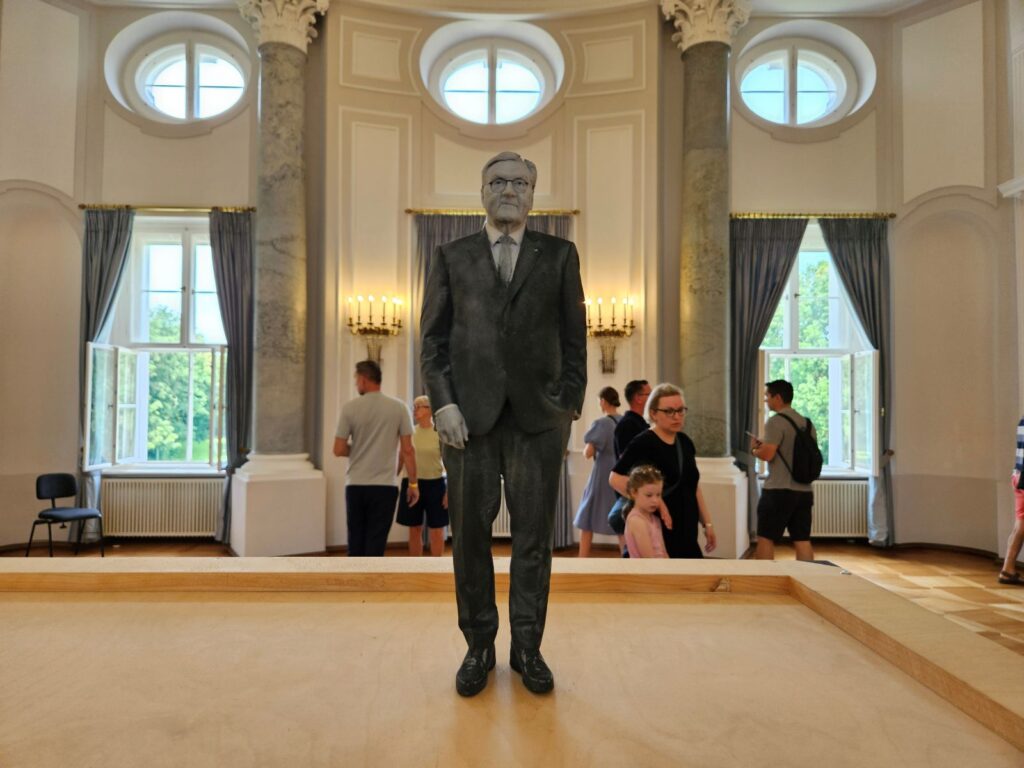 De Oekraïense kunstenaar en fotograaf Boris Mikhailov toont in Schloss Bellevue onder meer de foto Mother and Baby, gemaakt op de Krim rond 1990. De opname ontstond in de turbulente periode na het uiteenvallen van de Sovjet-Unie. Volgens de tentoonstelling verwijst het beeld met zijn bijna archetypische symboliek tegelijk naar nieuw leven, hoop en menselijke kwetsbaarheid. In het licht van de huidige oorlog in Oekraïne krijgt het werk een extra lading. Mikhailovs foto's onderzoeken de dunne scheidslijn tussen schoonheid en vernietiging, tussen dagelijks leven en geschiedenis.