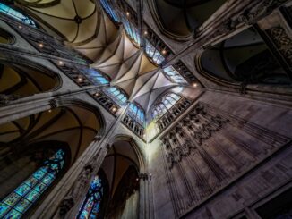 Interieur van de Kölner Dom met gotische gewelven en glas-in-loodramen