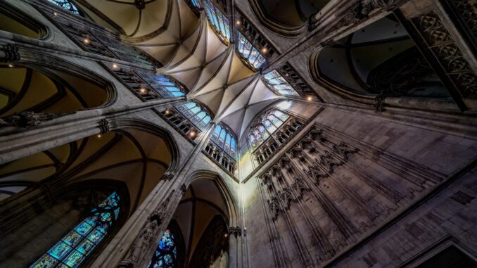Interieur van de Kölner Dom met gotische gewelven en glas-in-loodramen
