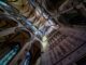 Interieur van de Kölner Dom met gotische gewelven en glas-in-loodramen