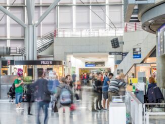Reizigers in de terminal van luchthaven Stuttgart, waar het vliegverkeer tijdelijk werd stilgelegd na een beveiligingsincident.