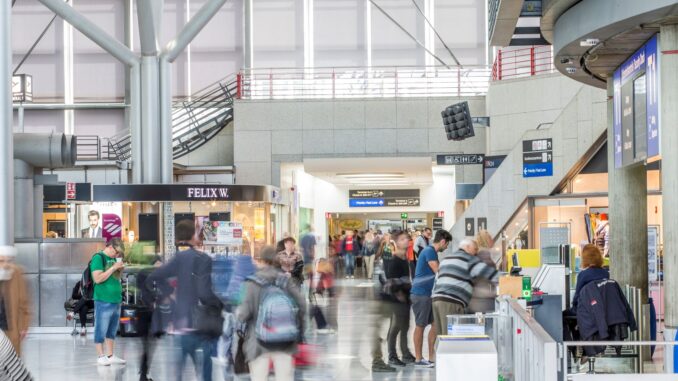 Reizigers in de terminal van luchthaven Stuttgart, waar het vliegverkeer tijdelijk werd stilgelegd na een beveiligingsincident.