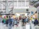 Reizigers in de terminal van luchthaven Stuttgart, waar het vliegverkeer tijdelijk werd stilgelegd na een beveiligingsincident.