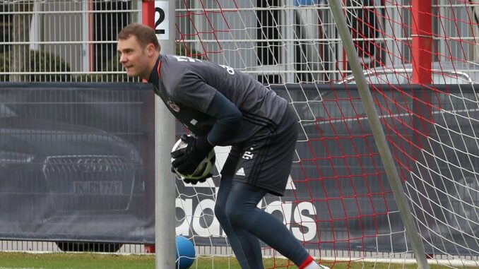 Manuel Neuer tijdens een training op het terrein van Bayern München