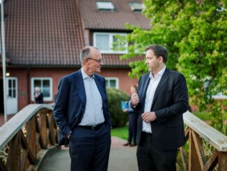 Friedrich Merz en Lars Klingbeil in gesprek over de Duitse begroting