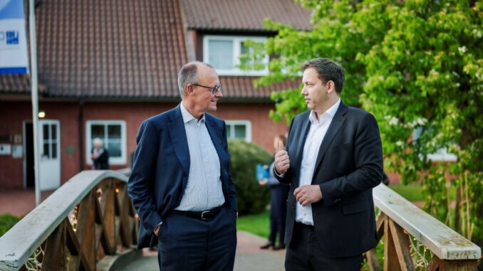 Friedrich Merz en Lars Klingbeil in gesprek over de Duitse begroting