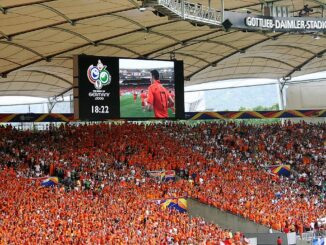 Duizenden Nederlandse voetbalsupporters in oranje tijdens een wedstrijd op het WK voetbal.