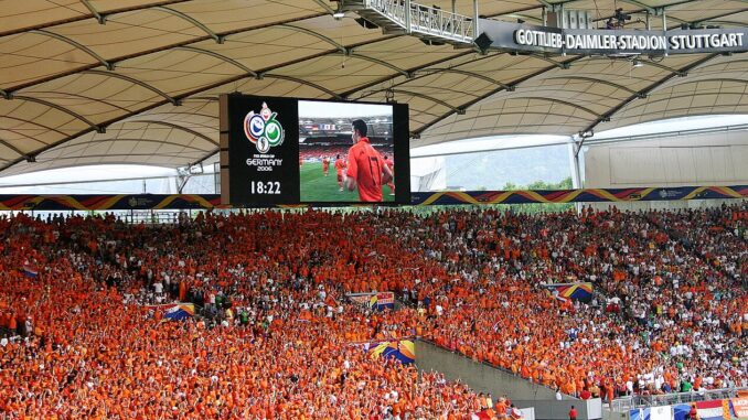 Duizenden Nederlandse voetbalsupporters in oranje tijdens een wedstrijd op het WK voetbal.