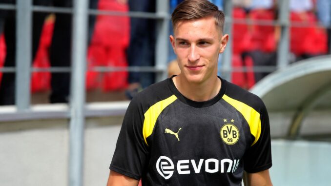 Nico Schlotterbeck van Borussia Dortmund op een trainings- en mediamoment voorafgaand aan een wedstrijd.