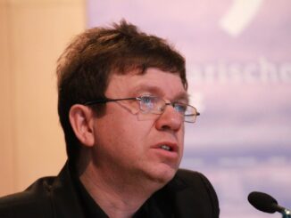 De Duitse dichter, essayist en vertaler Norbert Hummelt tijdens een literaire bijeenkomst in 2015.