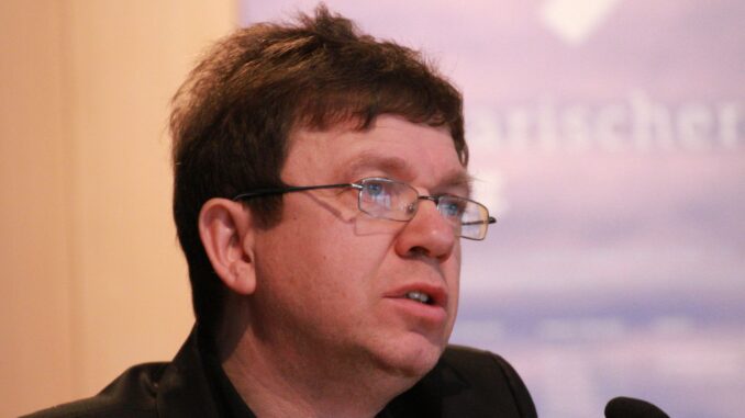 De Duitse dichter, essayist en vertaler Norbert Hummelt tijdens een literaire bijeenkomst in 2015.
