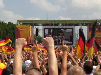 Duitse voetbalfans volgen een WK-wedstrijd op een groot scherm tijdens een Public Viewing-evenement in Berlijn.