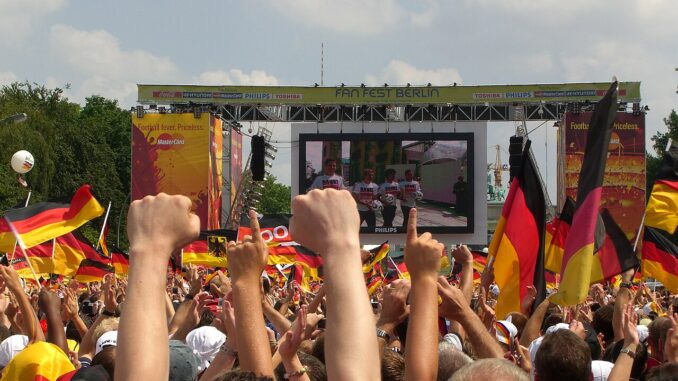 Duitse voetbalfans volgen een WK-wedstrijd op een groot scherm tijdens een Public Viewing-evenement in Berlijn.