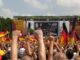 Duitse voetbalfans volgen een WK-wedstrijd op een groot scherm tijdens een Public Viewing-evenement in Berlijn.