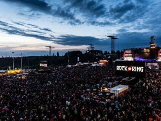 Publiek voor het hoofdpodium van Rock am Ring op de Nürburgring tijdens een avondoptreden.