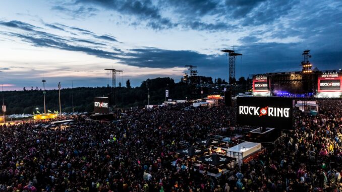 Publiek voor het hoofdpodium van Rock am Ring op de Nürburgring tijdens een avondoptreden.