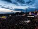 Publiek voor het hoofdpodium van Rock am Ring op de Nürburgring tijdens een avondoptreden.