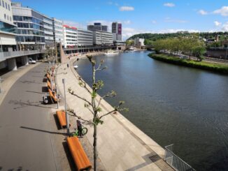 De Berliner Promenade langs de Saar in Saarbrücken, waar tijdens een hittegolf een nieuw Duits temperatuurrecord voor juni werd gemeten.