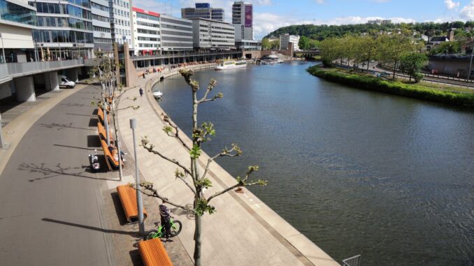 De Berliner Promenade langs de Saar in Saarbrücken, waar tijdens een hittegolf een nieuw Duits temperatuurrecord voor juni werd gemeten.