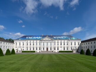 Schloss Bellevue in Berlijn met de dakinstallatie Freiraum Kunst voorafgaand aan de renovatie van de ambtswoning van de bondspresident.
