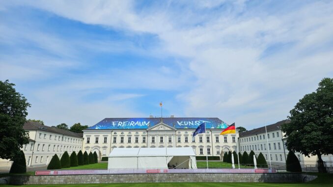 Schloss Bellevue in Berlijn met de grote dakinstallatie Freiraum Kunst tijdens de tentoonstelling van de Akademie der Künste.