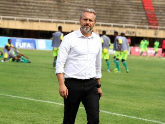 Sébastien Desabre, bondscoach van Congo, voorafgaand aan een wedstrijd tijdens een training in het stadion.