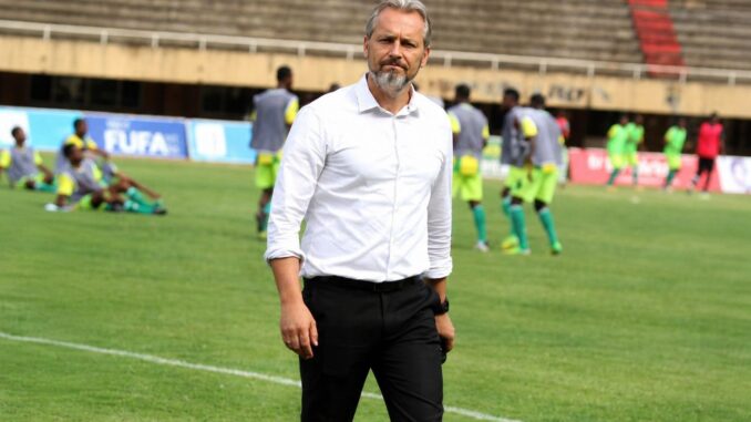 Sébastien Desabre, bondscoach van Congo, voorafgaand aan een wedstrijd tijdens een training in het stadion.