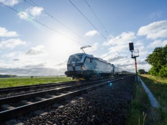 ICE-trein rijdt over de gerenoveerde spoorlijn tussen Hamburg en Berlijn na afronding van de werkzaamheden.