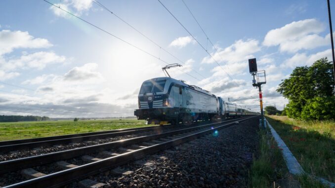 ICE-trein rijdt over de gerenoveerde spoorlijn tussen Hamburg en Berlijn na afronding van de werkzaamheden.