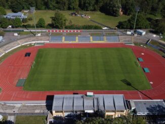Luchtfoto van Stadion Oberwerth in Koblenz, waar FC Cosmos Koblenz zijn thuiswedstrijden speelt.