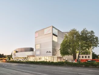 Het nieuwe Stadtmuseum Oldenburg naast het Horst-Janssen-Museum in Oldenburg, gezien bij avondlicht.