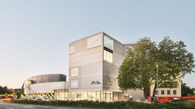 Het nieuwe Stadtmuseum Oldenburg naast het Horst-Janssen-Museum in Oldenburg, gezien bij avondlicht.