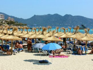 Vakantiegangers op een strand op Mallorca tijdens de zomervakantie.