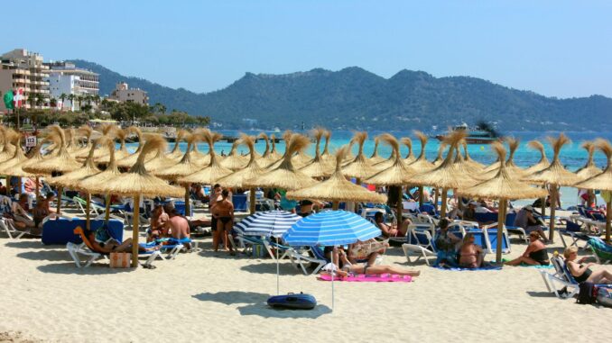 Vakantiegangers op een strand op Mallorca tijdens de zomervakantie.