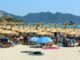 Vakantiegangers op een strand op Mallorca tijdens de zomervakantie.