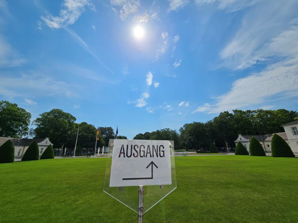 Bord met de aanduiding uitgang op het gazon van Schloss Bellevue tijdens de tentoonstelling Freiraum Kunst in Berlijn.